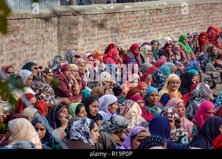 Novembre 10, 2018 - Pulwama, Jammu e Kashmir India - i musulmani del Kashmir si vede guardando una processione funebre dei cadaveri militante Liyakat Ahmed al suo villaggio natale di Pulwama.Migliaia di persone hanno partecipato ai funerali preghiere dei due militanti che sono stati uccisi in uno scontro a fuoco con le forze di governo nel sud del Kashmir del distretto di Pulwama 40km dalla capitale estiva Srinagar. I militanti, secondo l Ispettore generale di polizia, Kashmir gamma, SP Pani, sono stati uccisi in un 'molto breve'' sparatoria nel villaggio Tikken. Credito: Idrees Abbas SOPA/images/ZUMA filo/Alamy Live News Foto Stock