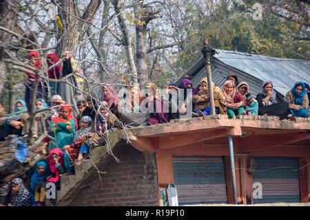 Novembre 10, 2018 - Pulwama, Jammu e Kashmir India - i musulmani del Kashmir si vede guardando una processione funebre dei cadaveri militante Liyakat Ahmed al suo villaggio natale di Pulwama.Migliaia di persone hanno partecipato ai funerali preghiere dei due militanti che sono stati uccisi in uno scontro a fuoco con le forze di governo nel sud del Kashmir del distretto di Pulwama 40km dalla capitale estiva Srinagar. I militanti, secondo l Ispettore generale di polizia, Kashmir gamma, SP Pani, sono stati uccisi in un 'molto breve'' sparatoria nel villaggio Tikken. Credito: Idrees Abbas SOPA/images/ZUMA filo/Alamy Live News Foto Stock