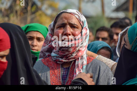 Novembre 10, 2018 - Pulwama, Jammu e Kashmir India - i familiari degli uccisi militante Liyakat Ahmed sono visti lutto durante il corteo del suo funerale tenutosi presso il suo villaggio natale di Pulwama.Migliaia di persone hanno partecipato ai funerali preghiere dei due militanti che sono stati uccisi in uno scontro a fuoco con le forze di governo nel sud del Kashmir del distretto di Pulwama 40km dalla capitale estiva Srinagar. I militanti, secondo l Ispettore generale di polizia, Kashmir gamma, SP Pani, sono stati uccisi in un 'molto breve'' sparatoria nel villaggio Tikken. Credito: Idrees Abbas SOPA/images/ZUMA filo/Alamy Live News Foto Stock