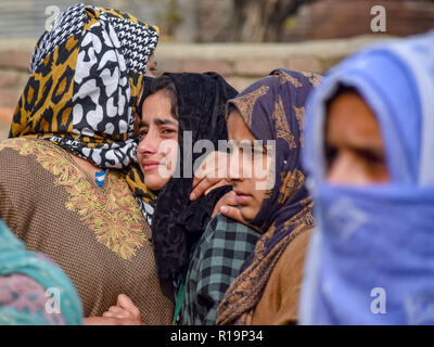 Novembre 10, 2018 - Pulwama, Jammu e Kashmir India - i familiari degli uccisi militante Liyakat Ahmed sono visti lutto durante il corteo del suo funerale tenutosi presso il suo villaggio natale di Pulwama.Migliaia di persone hanno partecipato ai funerali preghiere dei due militanti che sono stati uccisi in uno scontro a fuoco con le forze di governo nel sud del Kashmir del distretto di Pulwama 40km dalla capitale estiva Srinagar. I militanti, secondo l Ispettore generale di polizia, Kashmir gamma, SP Pani, sono stati uccisi in un 'molto breve'' sparatoria nel villaggio Tikken. Credito: Idrees Abbas SOPA/images/ZUMA filo/Alamy Live News Foto Stock