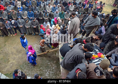 Novembre 10, 2018 - Pulwama, Jammu e Kashmir India - (NOTA DEL REDATTORE: immagine raffigura la morte.) i musulmani del Kashmir sono visti pregare per Liyakat Ahmed durante il suo corteo funebre al suo villaggio natale di Pulwama.Migliaia di persone hanno partecipato ai funerali preghiere dei due militanti che sono stati uccisi in uno scontro a fuoco con le forze di governo nel sud del Kashmir del distretto di Pulwama 40km dalla capitale estiva Srinagar. I militanti, secondo l Ispettore generale di polizia, Kashmir gamma, SP Pani, sono stati uccisi in un 'molto breve'' sparatoria nel villaggio Tikken. (Credito Immagine: © Idrees Abbas/SOPA IM Foto Stock