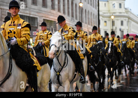 Fascia di montaggio della cavalleria della famiglia ottenere catturati in heavy rain dopo il signore sindaco di mostrare Parade mentre ritornando alla caserma. Londra, Regno Unito Foto Stock