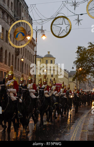 Vita delle guardie della famiglia montato cavalleria reggimento ottenere catturati in heavy rain dopo il signore sindaco di mostrare Parade mentre ritornando alla caserma. Il cerimoniale militare piloti di cavallo Foto Stock