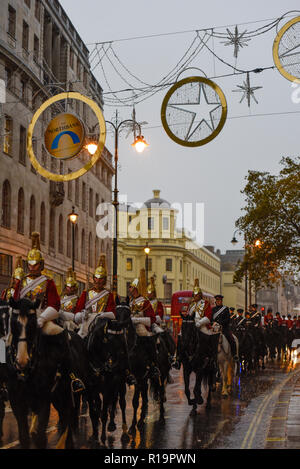 Vita delle guardie della famiglia montato cavalleria reggimento ottenere catturati in heavy rain dopo il signore sindaco di mostrare Parade mentre ritornando alla caserma. Il cerimoniale militare piloti di cavallo Foto Stock