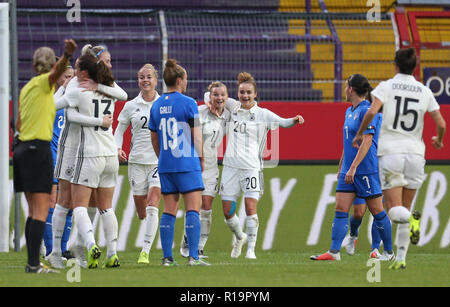 Il 10 novembre 2018, Bassa Sassonia, Osnabrück: Calcio, donne: Amichevole, Germania - Italia nello stadio Osnabrück. La Germania Johanna Elsig (l-r), marcatore Sara Däbritz, Giulia Gwinn, Alexandra Popp, Lina Magull e Sara Doorsoun celebrano il loro obiettivo 2-0. Aurora Galli (l-r) e Alia Guagni dall'Italia guarda. Foto: Friso Gentsch/dpa Foto Stock
