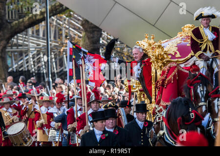 Londra, Regno Unito. Decimo Nov, 2018. Il Sindaco nel suo carro d Oro - Il nuovo Sindaco (Pietro Estlin, il 691st) ha prestato giuramento ieri. Per festeggiare, oggi è l'annuale signore sindaco di spettacolo. Esso include le bande militari vintage, autobus, Dhol batteristi, una mietitrebbia e un gigantesco annuendo cane in tre-miglio-lunga processione. Esso riunisce oltre 7 mila persone, 200 cavalli e 140 il motore di vapore e veicoli guidati in un evento che risale al XIII secolo. Il sindaco della città di Londra giostre in stato d'oro Coach. Foto Stock