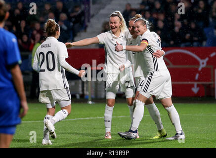 Il 10 novembre 2018, Bassa Sassonia, Osnabrück: Calcio, donne: Amichevole, Germania - Italia nello stadio Osnabrück. La Germania scorer Giulia Gwinn (secondo da destra) celebra il suo obiettivo per 3:2 con Lina Magull (l-r), Lena Lattwein e Alexandra Popp. Foto: Friso Gentsch/dpa Foto Stock