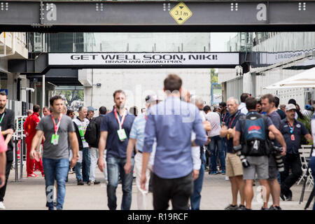 Sao Paulo, Sao Paulo, Brasile. Decimo Nov, 2018. Un banner in onore di Niki Lauda si è visto all autodromo di Interlagos durante la sessione di prove libere per il 2018 Gran Premio del Brasile di Formula Uno, questo sabato, 10. (Credito Immagine: © Paulo LopesZUMA filo) Credito: ZUMA Press, Inc./Alamy Live News Foto Stock