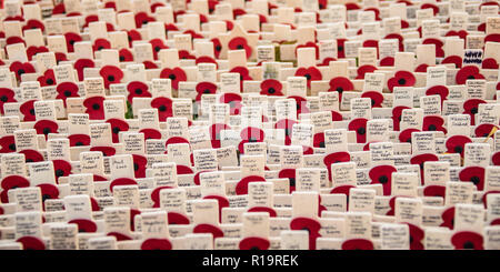 Londra, Regno Unito. Decimo Nov, 2018. Linee di croci al Westminster Abbey Campo di ricordo. Credito: David Rowe/Alamy Live News Foto Stock