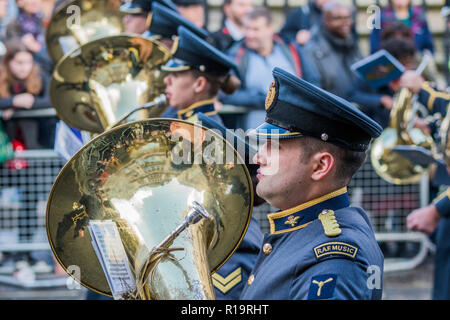 Londra, Regno Unito. Decimo Nov, 2018. Rwi Royal Air Force - Il nuovo Sindaco (Pietro Estlin, il 691st) ha prestato giuramento ieri. Per festeggiare, oggi è l'annuale signore sindaco di spettacolo. Esso include le bande militari vintage, autobus, Dhol batteristi, una mietitrebbia e un gigantesco annuendo cane in tre-miglio-lunga processione. Esso riunisce oltre 7 mila persone, 200 cavalli e 140 il motore di vapore e veicoli guidati in un evento che risale al XIII secolo. Il sindaco della città di Londra giostre in stato d'oro Coach. Credito: Guy Bell/Alamy Live News Foto Stock