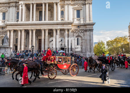 Londra, Regno Unito. Decimo Nov, 2018. Assessori - il nuovo Sindaco (Pietro Estlin, il 691st) ha prestato giuramento ieri. Per festeggiare, oggi è l'annuale signore sindaco di spettacolo. Esso include le bande militari vintage, autobus, Dhol batteristi, una mietitrebbia e un gigantesco annuendo cane in tre-miglio-lunga processione. Esso riunisce oltre 7 mila persone, 200 cavalli e 140 il motore di vapore e veicoli guidati in un evento che risale al XIII secolo. Il sindaco della città di Londra giostre in stato d'oro Coach. Credito: Guy Bell/Alamy Live News Foto Stock