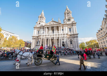 Londra, Regno Unito. Decimo Nov, 2018. Il nuovo signore sindaco (Pietro Estlin, il 691st) ha prestato giuramento ieri. Per festeggiare, oggi è l'annuale signore sindaco di spettacolo. Esso include le bande militari vintage, autobus, Dhol batteristi, una mietitrebbia e un gigantesco annuendo cane in tre-miglio-lunga processione. Esso riunisce oltre 7 mila persone, 200 cavalli e 140 il motore di vapore e veicoli guidati in un evento che risale al XIII secolo. Il sindaco della città di Londra giostre in stato d'oro Coach. Credito: Guy Bell/Alamy Live News Foto Stock