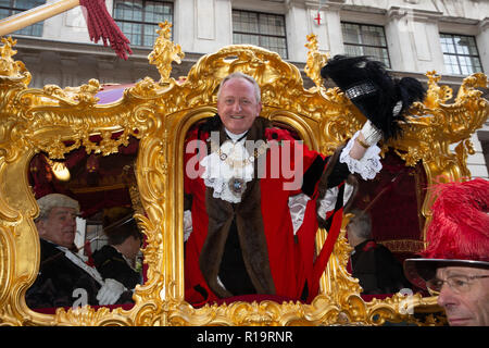 Londra, Regno Unito. Decimo Nov, 2018. Il nuovo Sindaco, Pietro Estlin, onde dal suo carro d'oro come la processione passa e diviene la 691st Lord Mayor. Ci sono 7 mila persone e oltre 70 galleggia in processione. Credito: Tommy Londra/Alamy Live News Foto Stock