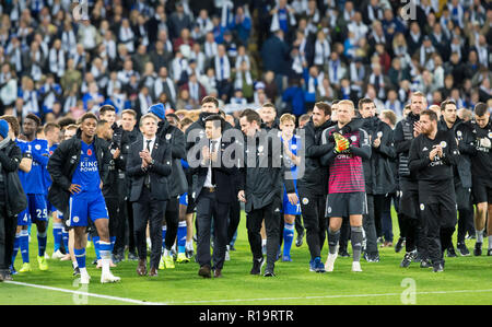 Il re lo stadio di potenza, Leicester, Regno Unito. Decimo Nov, 2018. EPL Premier League Football, Leicester City versus Burnley; Leicester City Manager Claude Puel, il team di Leicester e il personale a piedi intorno al campo dopo la partita per ringraziare i sostenitori Credit: Azione Plus sport/Alamy Live News Foto Stock