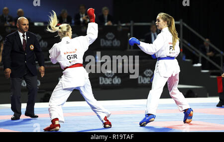 Madrid, Madrid, Spagna. Decimo Nov, 2018. Karateka tedesco Jana Bitsch (L) visto combattimenti con il polacco karateka Dorota Banaszczyk a compete per la medaglia d'oro durante il Kumite femmina: -55 kg la concorrenza del ventiquattresimo Karate Campionati del mondo presso il centro WiZink in Madrid. Credito: Manu Reino/SOPA Immagini/ZUMA filo/Alamy Live News Foto Stock