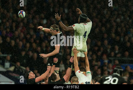 Twickenham, Londra, Regno Unito. Il 10 novembre 2018. Nuova Zelanda Brodie Retallick vince un lineout contro l'Inghilterra Del Maro Itoje durante il Quilter Rugby Union International tra Inghilterra e Nuova Zelanda a Twickenham Stadium. Credit:Paul Harding/Alamy Live News solo uso editoriale Credito: Paul Harding/Alamy Live News Foto Stock