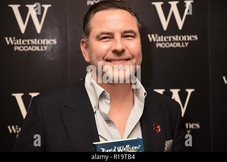 Londra, Regno Unito. Decimo Nov, 2018. David Walliams, Presscall Booksigning e per il suo più recente romanzo "Il mostro di ghiaccio',Waterstones Piccadilly,203-206 Piccadilly,London.UK Credit: Michael melia/Alamy Live News Foto Stock