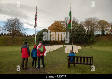 Cardiff, Regno Unito. Il 10 novembre 2018. I visitatori e i sostenitori di rugby presso la replica Commonwealth War Graves cimitero della Commissione installati presso il cortile del Castello di Cardiff per il centenario di armistizio, prima del Galles versetti Australia rugby gioco al Principato Stadium, visto in background. Credit Haydn Denman/Alamy Live News Foto Stock