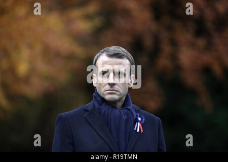 Compiegne, Francia. Decimo Nov, 2018. Il Presidente francese Emmanuel Macron segna il centenario di armistizio presso la radura dell'armistizio nei pressi della città di Compiègne. L'armistizio è stato firmato il 11 novembre 1918 in una carrozza del treno in corrispondenza di una radura che oggi serve come un memoriale. Credito: Kay Nietfeld/dpa/Alamy Live News Foto Stock