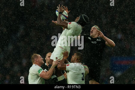 Twickenham, Londra, Regno Unito. Il 10 novembre 2018. L'Inghilterra Del Maro Itoje vince un lineout contro la Nuova Zelanda Brodie Retallick durante il Quilter Rugby Union International tra Inghilterra e Nuova Zelanda a Twickenham Stadium. Credit:Paul Harding/Alamy Live News solo uso editoriale Foto Stock