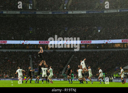 Twickenham, Londra, Regno Unito. Il 10 novembre 2018. Vista generale come Nuova Zelanda Brodie Retallick vince un lineout durante il Quilter Rugby Union International tra Inghilterra e Nuova Zelanda a Twickenham Stadium. Credit:Paul Harding/Alamy Live News solo uso editoriale Foto Stock