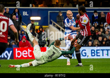 Londra, Regno Unito. Decimo Nov, 2018. Daniel Bentley di Brentford salva durante il cielo EFL scommessa match del campionato tra Queens Park Rangers e Brentford al Loftus Road Stadium, Londra, Inghilterra il 10 novembre 2018. Foto di Salvio Calabrese. Solo uso editoriale, è richiesta una licenza per uso commerciale. Nessun uso in scommesse, giochi o un singolo giocatore/club/league pubblicazioni. Credit: UK Sports Pics Ltd/Alamy Live News Foto Stock