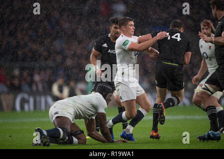 Twickenham, Regno Unito, Sabato, 10 novembre 2018, RFU Rugby Stadium, Inghilterra, Owen Farrell, pende su, Ben Smith, durante il Quilter, Autunno internazionale, Inghilterra vs Nuova Zelanda , © Peter Spurrier Foto Stock