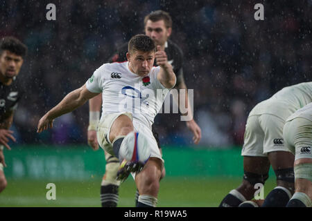 Twickenham, Regno Unito, Sabato, 10 novembre 2018, RFU Rugby Stadium, Inghilterra, Ben Youngs, calci chiaro da dietro il scrum, durante l'i, Quilter, Autunno internazionale, Inghilterra vs Nuova Zelanda © Peter Spurrier Foto Stock