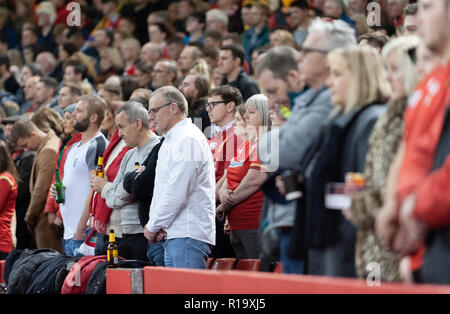 Cardiff, Galles, UK. Decimo Nov, 2018. Un minuto di silenzio per commemorare il decimo anniversario della fine della Grande Guerra, la seconda guerra mondiale. Credito: WALvAUS/Alamy Live News Foto Stock
