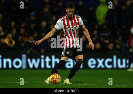 Londra, Regno Unito. Decimo Nov, 2018. Chris Mepham di Brentford in azione. EFL Skybet partita in campionato, Queens Park Rangers v Brentford a Loftus Road Stadium di Londra sabato 10 novembre 2018. Questa immagine può essere utilizzata solo per scopi editoriali. Solo uso editoriale, è richiesta una licenza per uso commerciale. Nessun uso in scommesse, giochi o un singolo giocatore/club/league pubblicazioni. pic da Steffan Bowen/Andrew Orchard fotografia sportiva/Alamy Live news Credito: Andrew Orchard fotografia sportiva/Alamy Live News Foto Stock