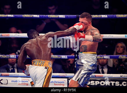 Arena di Manchester, Manchester, Regno Unito. Decimo Nov, 2018. Il pugilato, WBC, WBA, WBO, IBF e anello Magazine Cruiserweight mondiale lotta, Oleksandr Usyk versus Tony Bellew; Richard Riakporhe catture Sam Hyde con una mano destra punzone durante la loro lotta undercard Credito: Azione Sport Plus/Alamy Live News Foto Stock