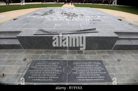 Compiegne, Francia. Decimo Nov, 2018. Una placca alla radura dell'armistizio nei pressi della città di Compiègne commemora con una scritta in francese e tedesco l'armistizio del 11 novembre 1918. L'armistizio è stato firmato in un vagone ferroviario in una radura che oggi serve come un memoriale. Credito: Kay Nietfeld/dpa/Alamy Live News Foto Stock