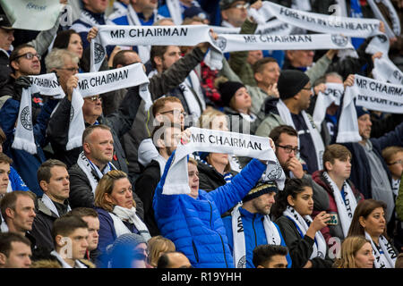 Leicester, Regno Unito. Decimo Nov, 2018. Leicester ventilatori rendere omaggio al loro compianto Presidente durante il match di Premier League tra Leicester City e Burnley al King Power Stadium, Leicester, Inghilterra il 10 novembre 2018. Foto di Matteo Buchan. Solo uso editoriale, è richiesta una licenza per uso commerciale. Nessun uso in scommesse, giochi o un singolo giocatore/club/league pubblicazioni. Credit: UK Sports Pics Ltd/Alamy Live News Foto Stock