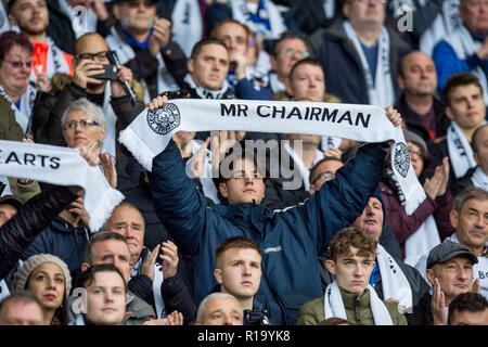 Leicester, Regno Unito. Decimo Nov, 2018. Leicester ventilatori rendere omaggio al loro compianto presidente prima della Premier League match tra Leicester City e Burnley al King Power Stadium, Leicester, Inghilterra il 10 novembre 2018. Foto di Matteo Buchan. Solo uso editoriale, è richiesta una licenza per uso commerciale. Nessun uso in scommesse, giochi o un singolo giocatore/club/league pubblicazioni. Credit: UK Sports Pics Ltd/Alamy Live News Foto Stock