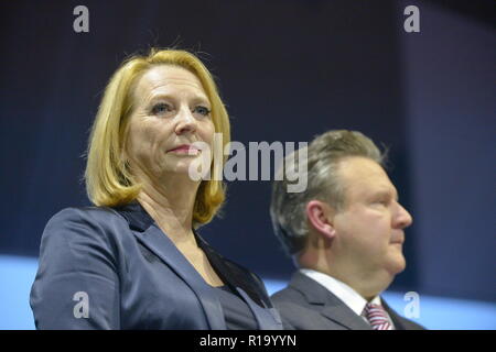 Vienna, Austria. Novembre 10, 2018. L'Accademia dell'Educazione di Vienna, il SPÖ (Partito socialdemocratico d'Austria), il SPÖ Vienna, il SPÖ Parliamen Club, il SPÖ Club nel Municipio di Vienna, l'FSG e l'Istituto Karl Renner invitano alla celebrazione dei '100 anni della Repubblica '. La foto mostra il secondo presidente del Consiglio nazionale Doris Bures (L) e il sindaco di Vienna Michael Ludwig (R). Credit: Franz PERC / Alamy Live News Foto Stock