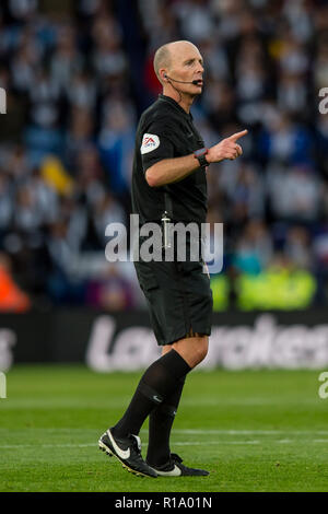 Leicester, Regno Unito. Decimo Nov, 2018. Arbitro Mike Dean durante il match di Premier League tra Leicester City e Burnley al King Power Stadium, Leicester, Inghilterra il 10 novembre 2018. Foto di Matteo Buchan. Solo uso editoriale, è richiesta una licenza per uso commerciale. Nessun uso in scommesse, giochi o un singolo giocatore/club/league pubblicazioni. Credit: UK Sports Pics Ltd/Alamy Live News Foto Stock