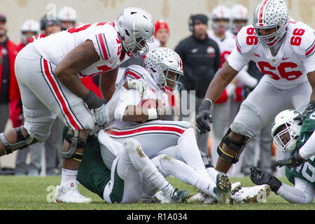 East Lansing, Michigan, Stati Uniti d'America. Decimo Nov, 2018. Ohio State quarterback DWAYNE HASKINS JR. (7) è saccheggiato durante il primo semestre contro Michigan State a Spartan Stadium. Credito: Scott Mapes/ZUMA filo/Alamy Live News Foto Stock