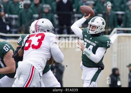 East Lansing, Michigan, Stati Uniti d'America. Decimo Nov, 2018. Michigan State quarterback BRIAN LEWERKE (14) genera un pass durante il primo semestre contro Ohio State a Spartan Stadium. Credito: Scott Mapes/ZUMA filo/Alamy Live News Foto Stock