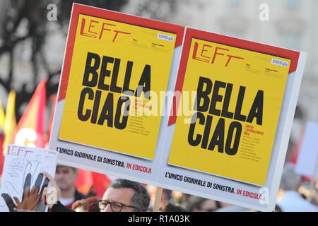 Roma, Italia - 10 novembre 2018 - L'anti-fascista e anti-razzista processione e contro il decreto di Salvini parate la sua via Meruluna Foto Stock