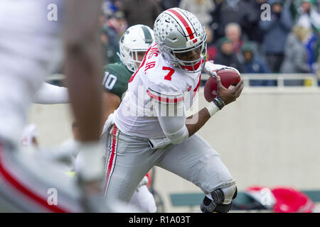 East Lansing, Michigan, Stati Uniti d'America. Decimo Nov, 2018. Ohio State quarterback DWAYNE HASKINS (7) corre la palla durante il primo semestre contro Michigan State a Spartan Stadium. Credito: Scott Mapes/ZUMA filo/Alamy Live News Foto Stock