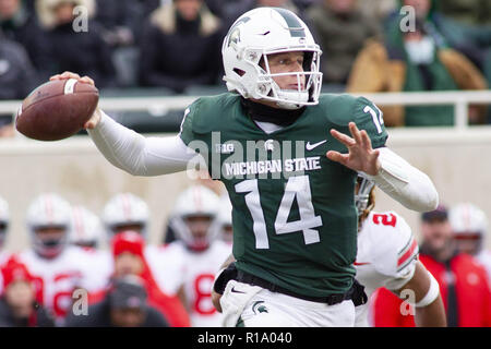East Lansing, Michigan, Stati Uniti d'America. Decimo Nov, 2018. Michigan State quarterback BRIAN LEWERKE (14) genera un pass durante il primo semestre contro Ohio State a Spartan Stadium. Credito: Scott Mapes/ZUMA filo/Alamy Live News Foto Stock