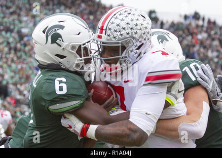 East Lansing, Michigan, Stati Uniti d'America. Decimo Nov, 2018. Ohio State quarterback DWAYNE HASKINS (7) corre la palla durante il primo semestre contro Michigan State a Spartan Stadium. Credito: Scott Mapes/ZUMA filo/Alamy Live News Foto Stock