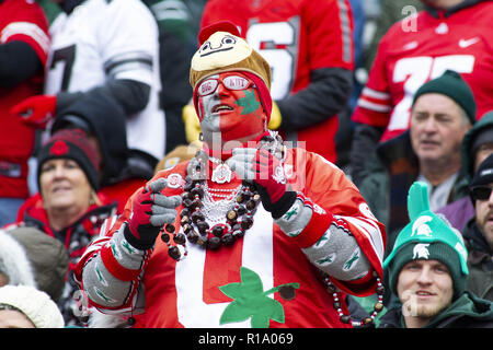 East Lansing, Michigan, Stati Uniti d'America. Decimo Nov, 2018. Una ventola di buckeye orologi l'azione durante la prima metà di un gioco tra il Michigan e Ohio State a Spartan Stadium. Credito: Scott Mapes/ZUMA filo/Alamy Live News Foto Stock