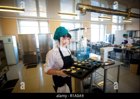 , Tambov Tambov Regione, la Russia. Decimo Nov, 2018. Il pasticcere prepara la pasticceria nel concorso di competenze professionali nella città di Tambov Credito: Demian Stringer/ZUMA filo/Alamy Live News Foto Stock