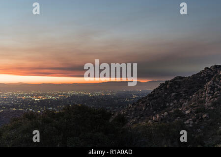 Los Angeles, California, Stati Uniti d'America - 10 Novembre 2018: piena di fumo mattino cielo sopra la valle di San Fernando. Il fumo è dal Woolsey fire in Malibu e contea di Ventura. Credito: trekandshoot/Alamy Live News Foto Stock