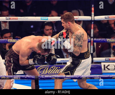 Arena di Manchester, Manchester, Regno Unito. Decimo Nov, 2018. Il pugilato, WBC, WBA, WBO, IBF e anello Magazine Cruiserweight mondiale lotta, Oleksandr Usyk versus Tony Bellew; Ricky brucia le catture Scotty Cardle con una mano destra punch durante il loro undercard bout Credito: Azione Sport Plus/Alamy Live News Foto Stock