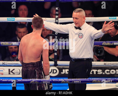 Arena di Manchester, Manchester, Regno Unito. Decimo Nov, 2018. Il pugilato, WBC, WBA, WBO, IBF e anello Magazine Cruiserweight mondiale lotta, Oleksandr Usyk versus Tony Bellew; Scotty Cardle viene arrestato dall'arbitro nel terzo round della sua lotta con Ricky Burns Credito: Azione Sport Plus/Alamy Live News Foto Stock