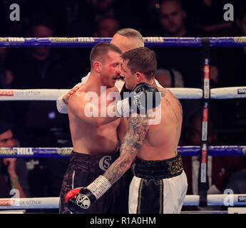 Arena di Manchester, Manchester, Regno Unito. Decimo Nov, 2018. Il pugilato, WBC, WBA, WBO, IBF e anello Magazine Cruiserweight mondiale lotta, Oleksandr Usyk versus Tony Bellew; Ricky Burns è abbracciato da Scotty Cardle dopo vince la lotta nel terzo round Credito: Azione Sport Plus/Alamy Live News Foto Stock