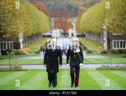 Belleau legno, Francia. Decimo Nov, 2018. U.S Joint Chiefs Presidente gen. Giuseppe Dunford, destra, cammina con il capo del personale della Casa Bianca, John Kelly, sinistra, durante una cerimonia in Aisne - Marne Cimitero Americano vicino la guerra mondiale una battaglia di massa del legno Belleau Novembre 10, 2018 in Belleau, Francia. Presidente Donald Trump è stato programmato per partecipare alla cerimonia ma cancellata a causa di condizioni meteorologiche avverse. Credito: Planetpix/Alamy Live News Foto Stock