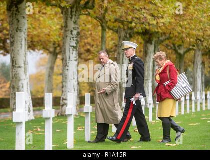 Belleau legno, Francia. Decimo Nov, 2018. U.S Joint Chiefs Presidente gen. Giuseppe Dunford, centro cammina con sua moglie Ellyn Dunford durante un tour dell'Aisne - Marne Cimitero Americano vicino la guerra mondiale una battaglia di massa del legno Belleau Novembre 10, 2018 in Belleau, Francia. Presidente Donald Trump è stato programmato per partecipare alla cerimonia ma cancellata a causa di condizioni meteorologiche avverse. Credito: Planetpix/Alamy Live News Foto Stock